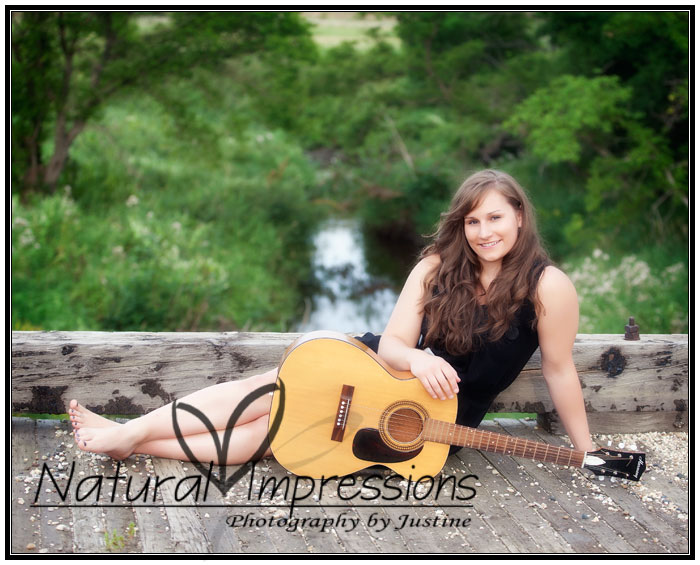 Senior gir outdoors with guitar outdoor senior pictures